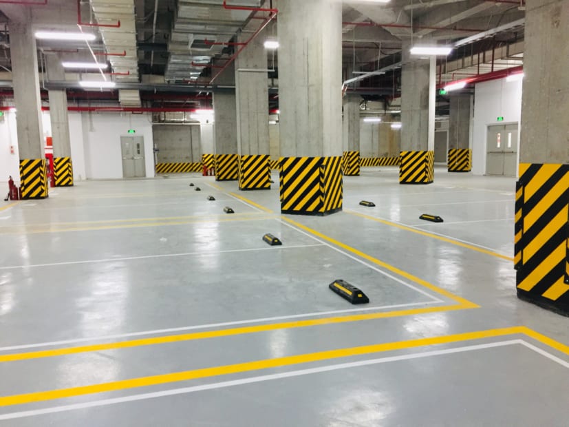 thi-cong-op-chan-banh-lui-sau-xe